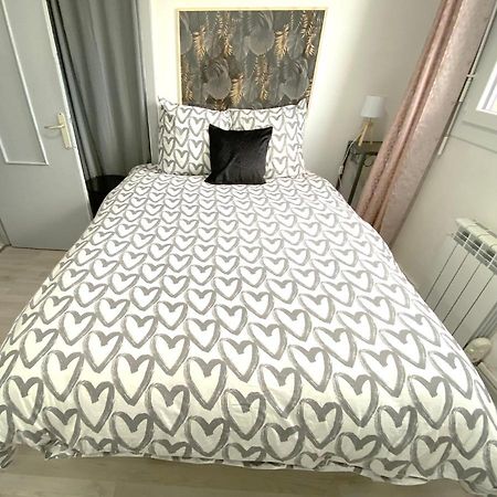 Le Cafe Charmant, Appartement Dans Immeuble Avec Parking Barriere, Balcon LʼArbresle Exterior foto