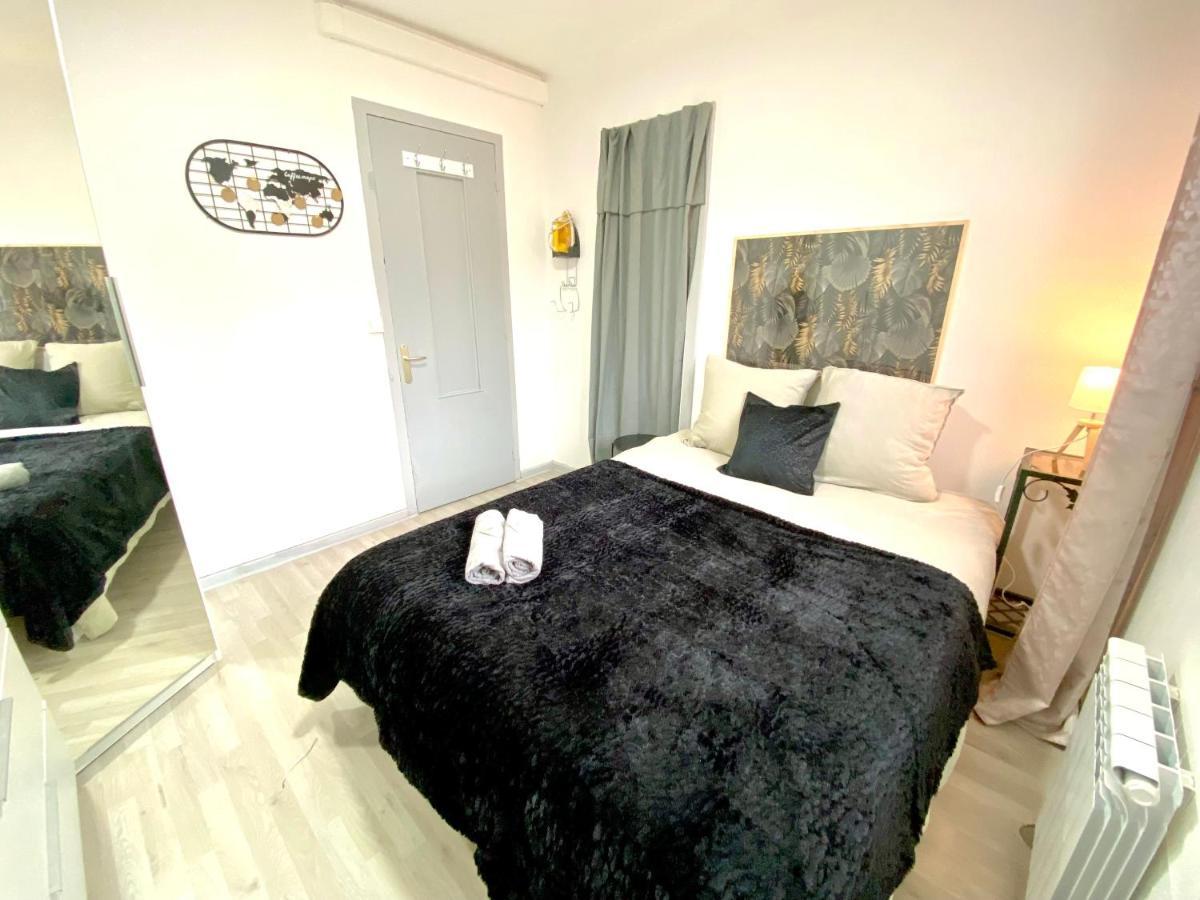 Le Cafe Charmant, Appartement Dans Immeuble Avec Parking Barriere, Balcon LʼArbresle Exterior foto