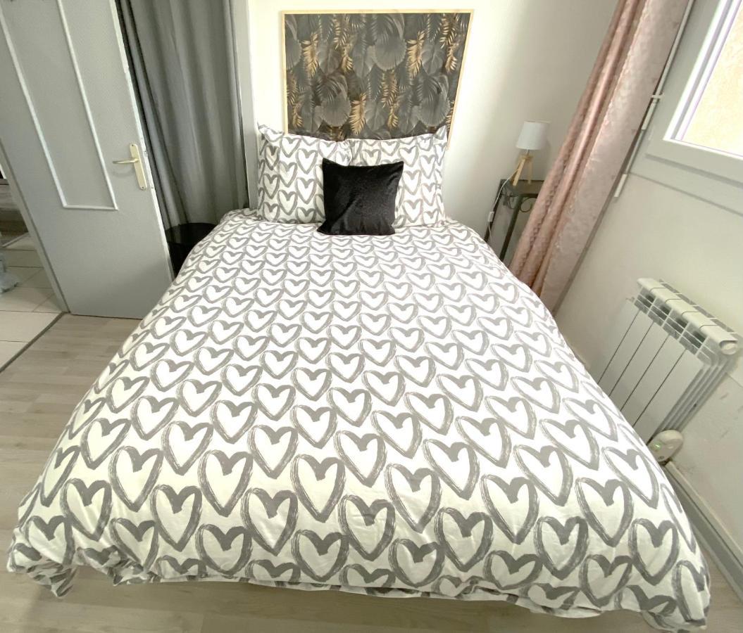 Le Cafe Charmant, Appartement Dans Immeuble Avec Parking Barriere, Balcon LʼArbresle Exterior foto