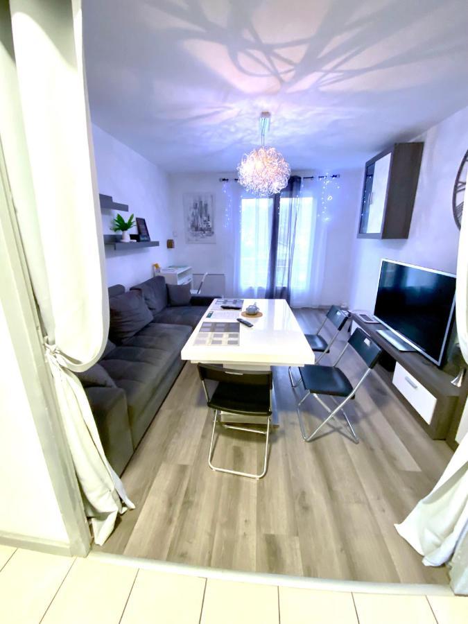 Le Cafe Charmant, Appartement Dans Immeuble Avec Parking Barriere, Balcon LʼArbresle Exterior foto