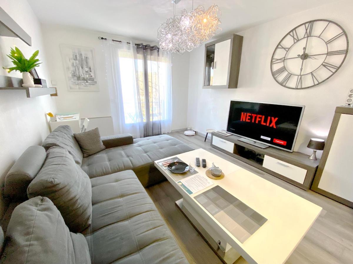 Le Cafe Charmant, Appartement Dans Immeuble Avec Parking Barriere, Balcon LʼArbresle Exterior foto